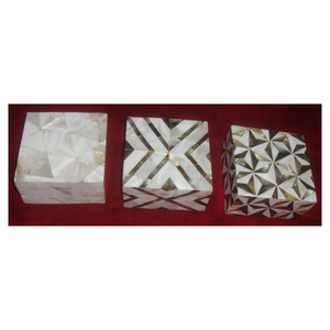 Boîte à bijoux en nacre avec différents motifs incrustés d'os - Product Image 1