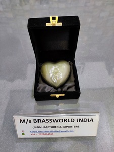 Urna de pata de mascota celestial, recuerdo de corazón verde de aluminio pintado a mano para adultos Brassworld India - Product Image 4