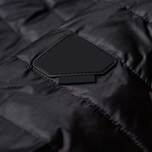 Chaquetas acolchadas ajustadas con logotipo OEM para mujer, forro de LICRA transpirable, relleno de algodón, ropa de invierno negra, decoración de botones de punto - Product Image 5