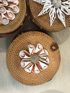 Sac à main vintage en rotin avec fermeture à bouton au design unique en coquillage Fabriqué au Vietnam - Product Image 4