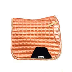 Tapis de selle de dressage en tissu satiné or rose pour cheval complet Euro Cavall 2024 - Product Image 1