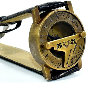 Reloj de pulsera con brújula y reloj solar de latón marino de Calvin Handicraft, con temática de amor, artículo coleccionable artístico de Uttarakand - Product Image 1