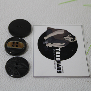 Tradnary Garments Botón de cuerno de Búfalo en forma circular y diseño de flor tallada Botones de color negro y marrón Ropa Chaqueta vaquera - Product Image 1