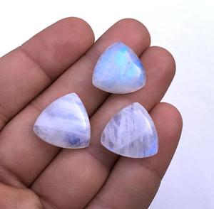 Cabujones de piedra lunar arcoíris de Fuego Azul con forma de trillón suave de alta calidad genuina 3 piezas cuentas de piedras preciosas sueltas blancas - Product Image 3