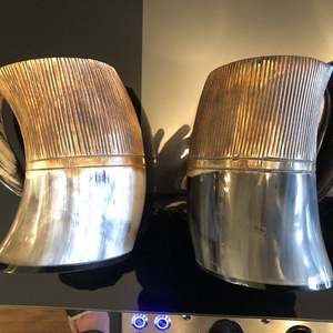 TAZA VIKING DRINKING HORN JARL GRABADO Animal pulido y estilo náutico Artesanías naturales hechas a mano - Product Image 2