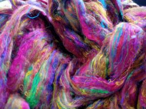 Hilo de Seda Natural Eri Disponible en Colores Blanco y Rojo Naturales, También Conocido como Seda de la Paz o Seda Ahimsa - Product Image 5