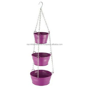 Pot de fleurs suspendu en métal élégant et classique avec système d'auto-arrosage et trou de drainage, écologique pour une utilisation en intérieur/extérieur - Product Image 3