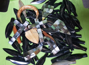 Colgante de moda italiana con incrustaciones de perlas negras de calidad de exportación, colgante con incrustaciones de mopa para mujer, colgante de nuevo diseño, venta al por mayor - Product Image 3
