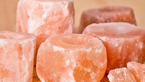 Portavelas de sal natural portátil con luces multicolor - Product Image 2