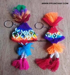 Chullos ethniques andins faits à la main, chapeaux tricotés, porte-clés PPunchay Pérou avec oreilles et chullitos - Product Image 1