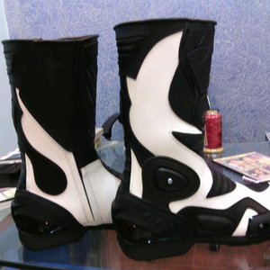 Botas de Motociclista de Cuero Pro Biker para Hombre y Unisex, Estilo Racing, Impermeables, Resistentes al Viento y al Fuego - Product Image 1