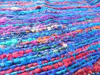 Tissus jacquard en twill de soie de sari recyclée multicolores sur mesure, fabriqués à partir de fils de sari torsadés pour les textiles de maison pour filles
