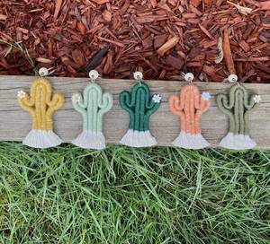 Collection artisanale de mini porte-clés en macramé en forme de cactus, porte-clés en forme de cactus - Product Image 1