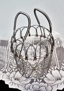 Étagère à oeufs murale en fer forgé Étagère de rangement en métal enduit de poudre blanche Ustensiles de cuisine élégants Solution d'organisation de la maison - Product Image 2