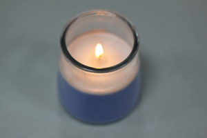เทียนหอมกลิ่นถั่วเหลืองสีเทาอ่อนในขวดแก้วสำหรับตกแต่งบ้าน - Product Image 2