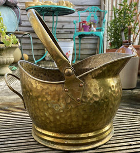 Cubo de carbón en metal negro con elegante soporte curvo, perfecto para fogatas de leña y uso versátil en el jardín - Product Image 6