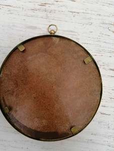 Cadre photo rond en métal doré avec finition polie brillante Parfait pour la tenture murale et la décoration de la chambre à coucher Élégant et élégant - Product Image 6