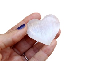 Cristal de sélénite véritable en forme de cœur gonflé, poli naturellement, cristal angélique, guérison émotionnelle, vibration d'amour, zen, décoration d'espace Feng Shui - Product Image 3