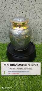 Laiton argent de haute qualité avec patte d'or gravée pet crémation urn funérailles fournitures par Brassworld inde - Product Image 4