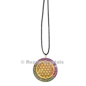 Pendentif en orgonite avec cristaux Rozrin, motif Feng Shui incrusté - Product Image 1