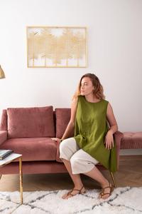 Rehaussez votre garde-robe avec cette robe-veste sans manches en mélange de lin, col carré, taille cintrée, couleur vert foncé, longueur mini, pour femme, idéale pour l'été et les occasions formelles. - Product Image 2