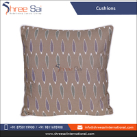 Coussin décoratif carré géométrique au meilleur prix, fabricant indien, design minimaliste, motif marron et violet.