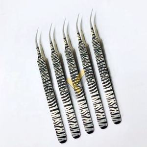 Pince à épiler d'extension de cils en acier inoxydable durable personnalisée en gros fortement incurvée rayures argentées pointe pointue noire - Product Image 1