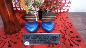 Urna de cremación azul con textura de corazón de latón, suministros funerarios, Brassworld, India - Product Image 4