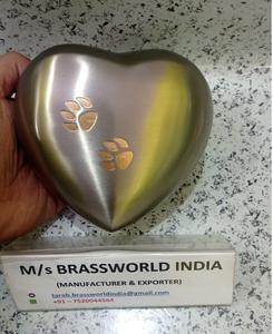 Urna de cremación para mascotas de corazón plateado de estilo americano con dos patas doradas Suministros funerarios de metal de Brassworld India - Product Image 2
