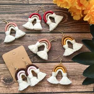 Pendientes de macramé arcoíris, lindos accesorios de arcoíris, colección única hecha a mano - Product Image 1