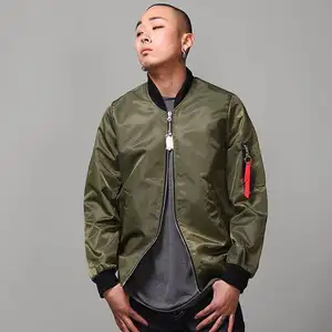 Beliebte Farbe Army Green Nylon Bomber jacke Hergestellt von Pakistan