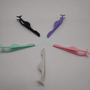 <span class=keywords><strong>Pince</strong></span> à épiler d'extension de cils en <span class=keywords><strong>plastique</strong></span> de nouvelle couleur avec faux cils assistant <span class=keywords><strong>pince</strong></span> à cils multifonction outils de maquillage - Product Image 3