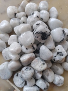 Pierre de lune arc-en-ciel dégringolée de haute qualité Quartz blanc naturel Agate cristal pierre précieuse polie pour Feng Shui maison pierre artisanat - Product Image 3