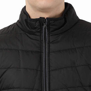 Chaqueta acolchada negra recubierta para hombre con cuello levantado y decoración de patrón Ropa cómoda de invierno en oferta - Product Image 5