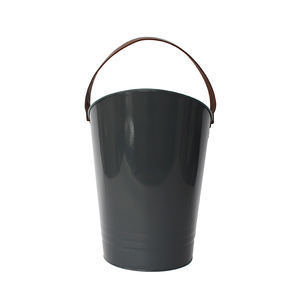 Cubo de carbón de metal recubierto de polvo gris con mango de cuero perfecto para uso en chimenea y jardín elegante Almacenamiento de leña - Product Image 4