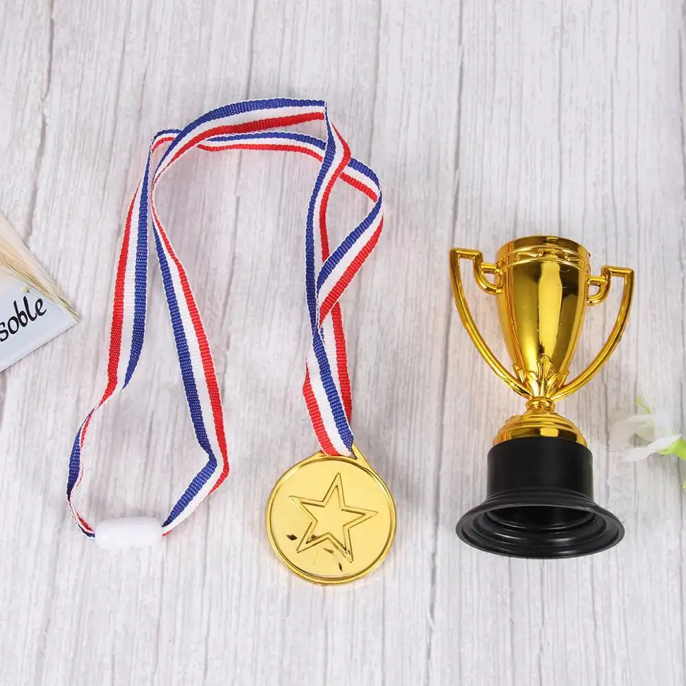 24PCs Kinder preise Interessen entwicklung Gewinner Auszeichnungen Frühes Lernen Kunststoff Mini Gold Cups Medaillen für Wettkampfs port