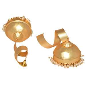 Boucles d'oreilles jhumka en laiton plaqué or, finition mate, tendance, fait à la main, léger, pour filles et femmes, vente en gros - Product Image 3