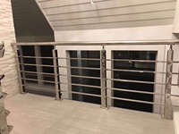 Balustrades en acier inoxydable 304 316 à poteaux carrés avec rampe supérieure ronde pour escaliers, terrasses et balcons