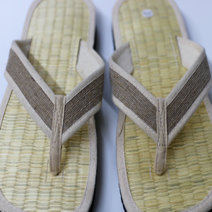 Vente en gros de pantoufles d'extérieur d'été faites à la main en toile légère et respirante du Vietnam Semelle intérieure en caoutchouc léger Seagrass Flip - Product Image 1