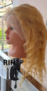 Perruques en cheveux ondulés bouclés 13x6 Deep Wave à lacet frontal transparent aligné sur les cuticules blondes du temple indien brut du vendeur - Product Image 4
