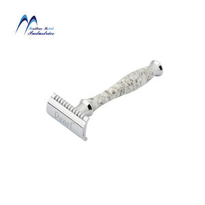 Maquinilla de Afeitar de Doble Filo Ajustable Pearl para Hombre con Mango de Latón y Hojas de Acero Inoxidable - Uso Profesional en Barberías - Product Image 1