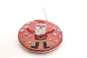 Adorno de árbol de Navidad con forma de Papá Noel de alta calidad, accesorio decorativo étnico hecho a mano en rojo Premium a precio Premium - Product Image 3
