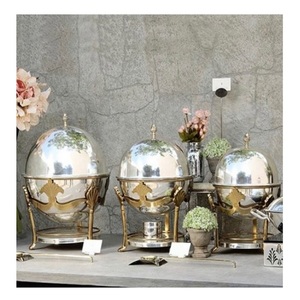 ถาดอุ่นอาหารเหล็กสีเงินแบบกำหนดเอง ดีไซน์สวยมาก พร้อมขาตั้งโลหะสีทอง ฝาปิดแบบม้วน ดีไซน์ตามสั่ง - Product Image 1