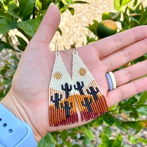 SAGUARO-pendientes de cuentas de semilla hechos a mano, de bosque, tejido a mano, del Sur, cactus, disponible en la aduana, regalo para ella - Product Image 1