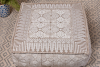Pouf indien contemporain en coton, luxueux et fait main, pour salon moderne, blanc brodé, haut de gamme et tendance