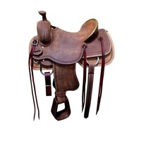 Selle de cheval en cuir de style trooper avec un design confortable.