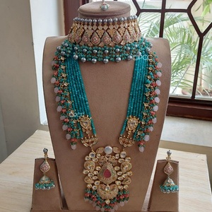 Long ensemble ras du cou et boucles d'oreille, en perles, kundan, cœur de la mariée, modèle - Product Image 1