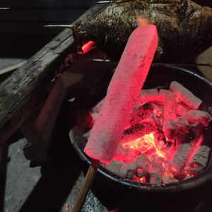 ALLUMAGE RAPIDE DE QUALITÉ CKT-AA CHARBON DE BOIS DE SCIE HEXAGONAL À FAIBLE TENEUR EN CENDRES Écologique 4-6 Heures Temps de combustion Fabriqué à la machine - Product Image 1