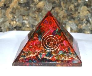 Pyramides d'orgonite en cristal poli à la main Multi Quartz Chakra Orgone Pyramids pour la protection Emf - Product Image 1