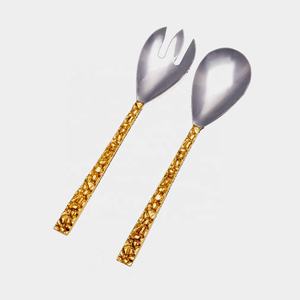 Servidores de ensalada decorativos chapados en plata de metal, juego de servir ensalada con mango dorado en relieve de latón, cuchara para mezclar y cocinar - Product Image 1